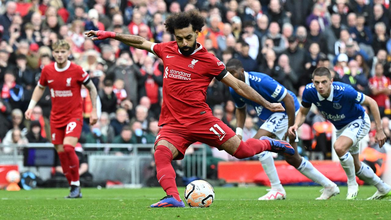 Beeld uit video: Salah schiet Liverpool vanaf 11 meter op 1-0 tegen Everton