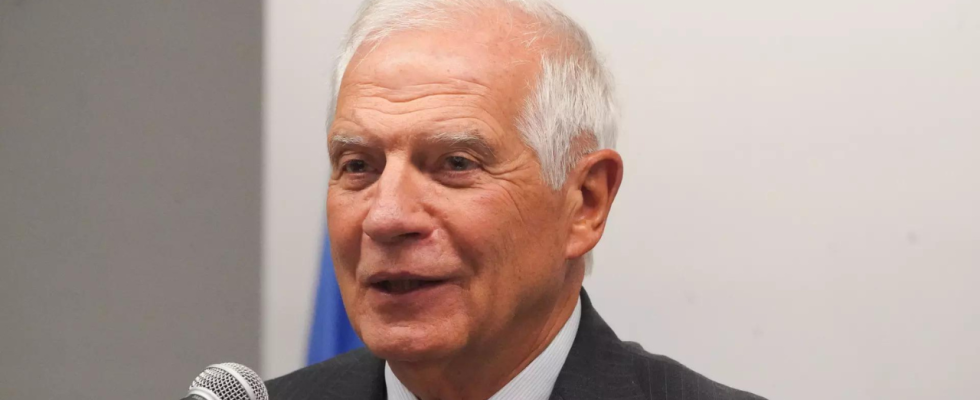 Militaerhilfe Josep Borrell von der EU sagt in Kiew dass