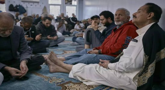 Muslime versammeln sich zum ersten Freitagsgebet seit Beginn des Krieges