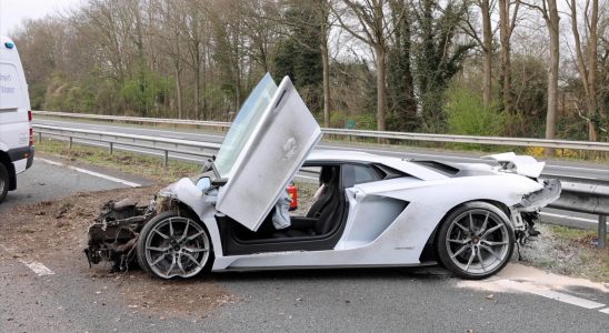 Nach Angaben der Polizei landete Lamborghini mit einer Geschwindigkeit von