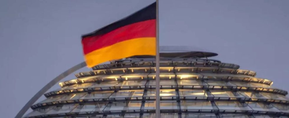 Neu gewaehlter Regionalabgeordneter einer rechtsextremen Partei in Deutschland verhaftet