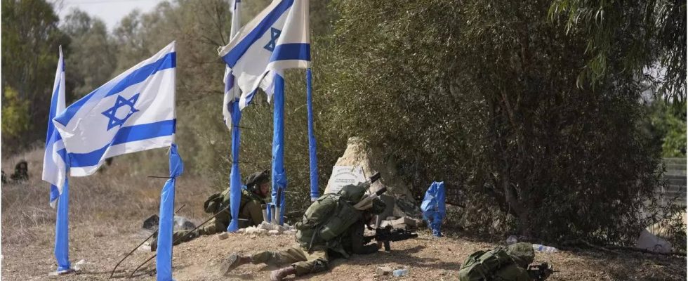 Palaestinenser ringen um Sicherheit waehrend Israel den abgesperrten Gazastreifen attackiert