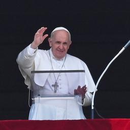 Papst Franziskus oeffnet Tuer einen Spaltbreit um gleichgeschlechtliche Paare zu