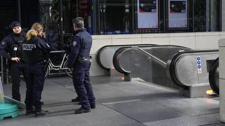 Pariser Polizei erschiesst Frau die „im Zug drohte sich in