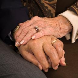 Peinlicher Fehler Gemeindebrief an Senioren deutet Tod eines Partners an