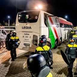 Polen leitet Ermittlungen gegen niederlaendische Polizei ein Legia Spieler werden verdaechtigt