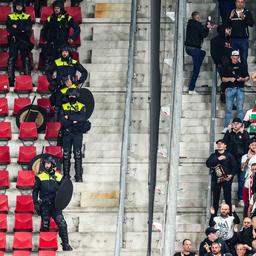 Polizei Legia Anhaenger haben vor dem Spiel gegen AZ „gewalttaetige Gewalt