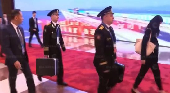Putin filmte in China begleitet von Offizieren mit russischer Atomaktentasche