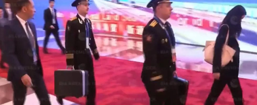 Putin filmte in China begleitet von Offizieren mit russischer Atomaktentasche