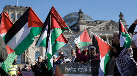 Schlaegerei zwischen Lehrern und Schuelern um palaestinensische Flagge in Berlin