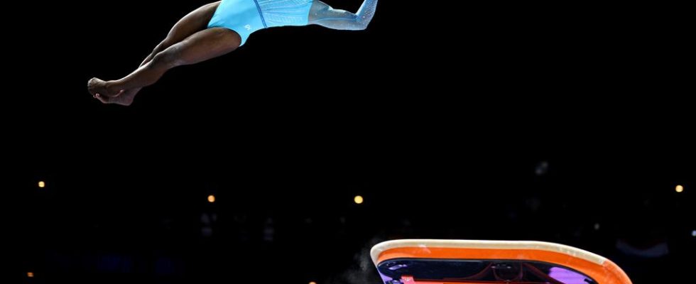 Spitzenturnerin Simone Biles gelingt bei der WM Rueckkehr ein „unmoeglicher Sprung