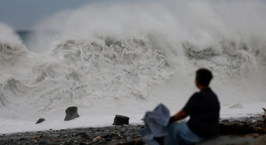 Taifun Der Taifun Koinu trifft im Sueden Taiwans auf Land