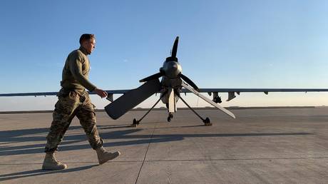 US Auftragnehmer stirbt bei Drohnenalarm auf irakischem Stuetzpunkt – Pentagon –