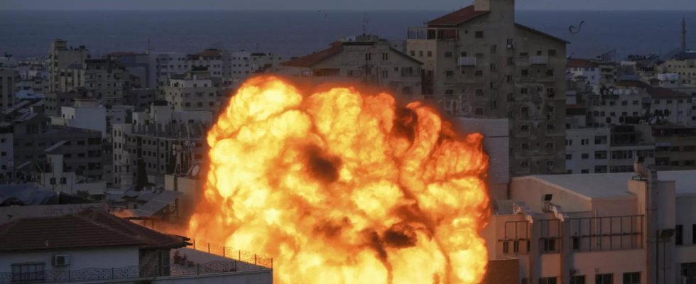 Unter schweren Bombenangriffen ziehen die Palaestinenser in Gaza von Ort