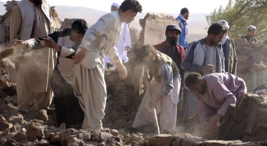 Verzweifelte Menschen graben die Toten und Verletzten der Erdbeben aus