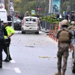 Zwei Polizisten bei Schuessen und Explosion im tuerkischen Parlament verletzt