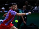 Djokovic wint moeiteloos in Parijs en treft Griekspoor in achtste finales