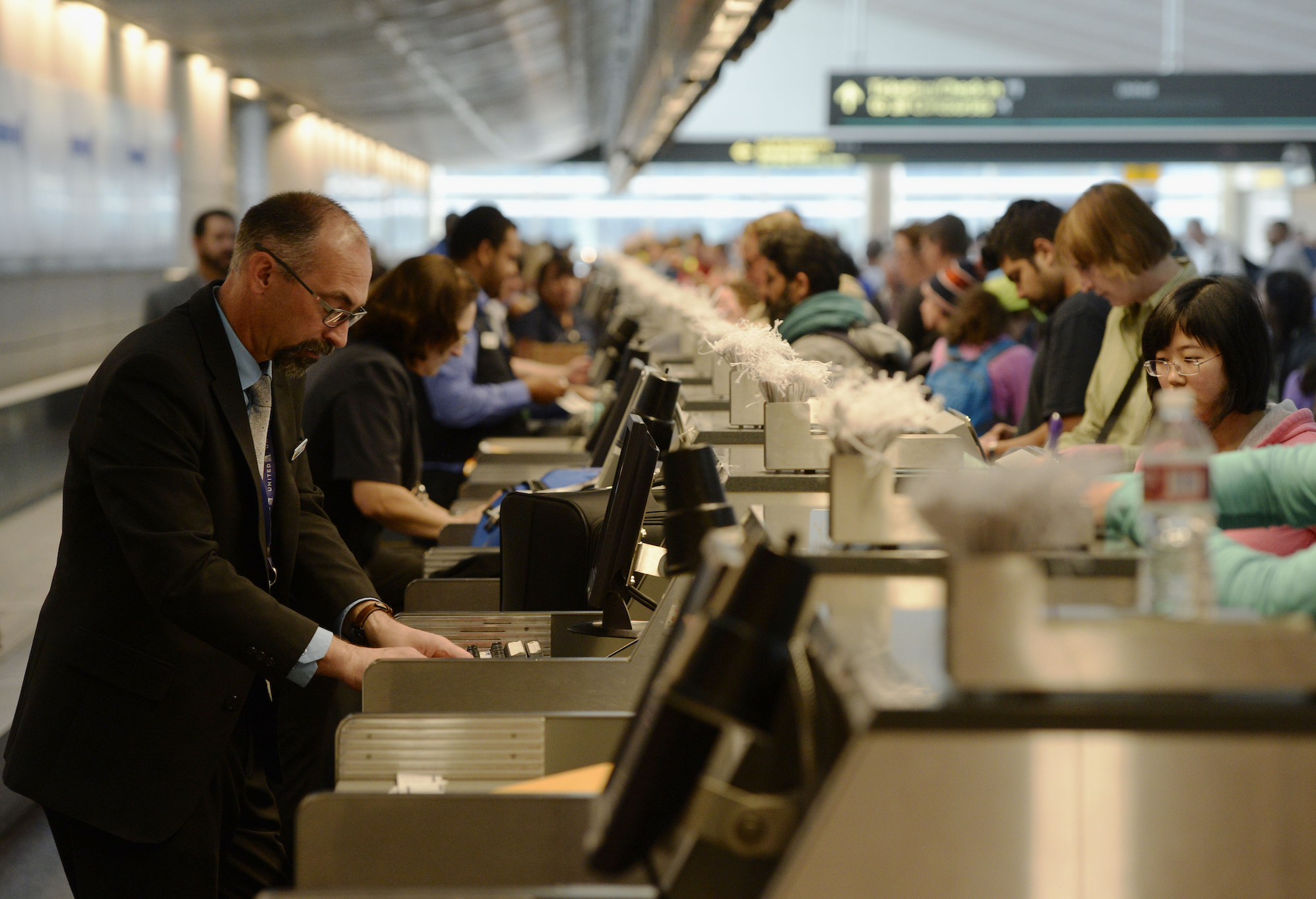 Lange Schlangen am Ticketschalter von United Airlines am Denver International Airport im Jahr 2015