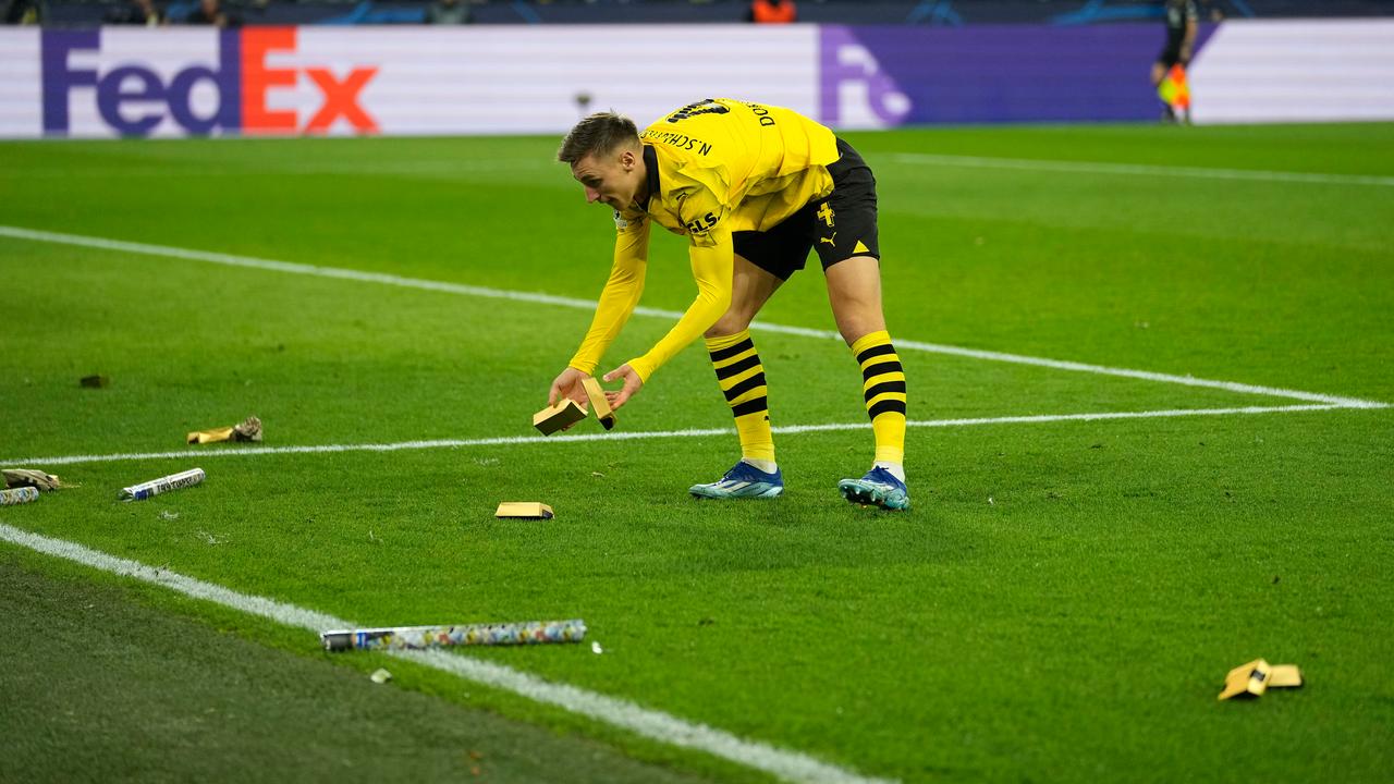 Beeld uit video: Dortmund-fans protesteren met ‘goudstaven’ in Champions League