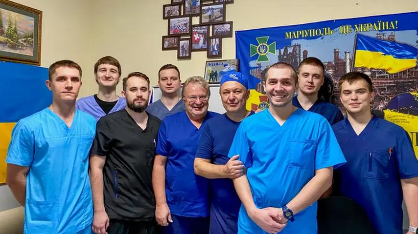 1699434445 387 Russischer Arzt hilft verwundeten ukrainischen Soldaten Aus anderen Medien