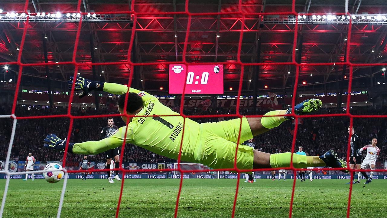 Beeld uit video: Xavi Simons zet RB Leipzig met fraai schot op voorsprong