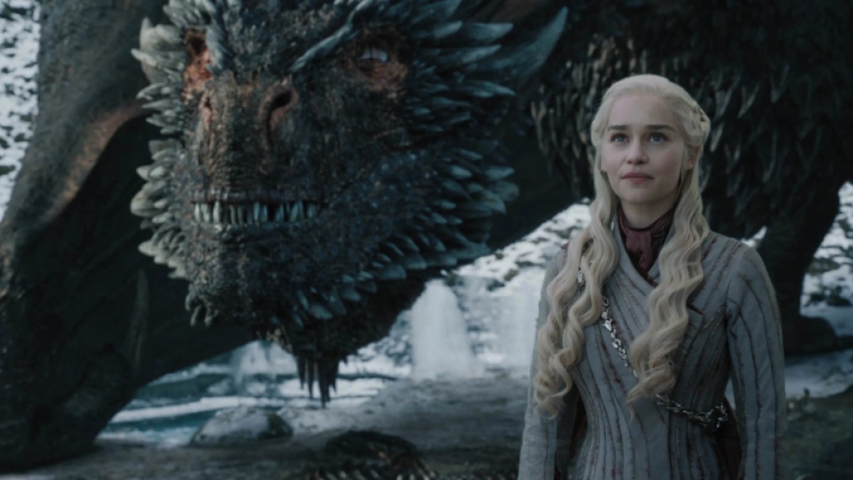 Daenerys Targaryen und einer ihrer Drachen in Game of Thrones.