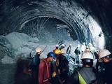Indiase wegwerkers zijn al meer dan 35 uur ingesloten door ingestorte tunnel