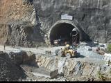 Reddingswerkers boren tunnels voor bouwvakkers in India die al week vastzitten