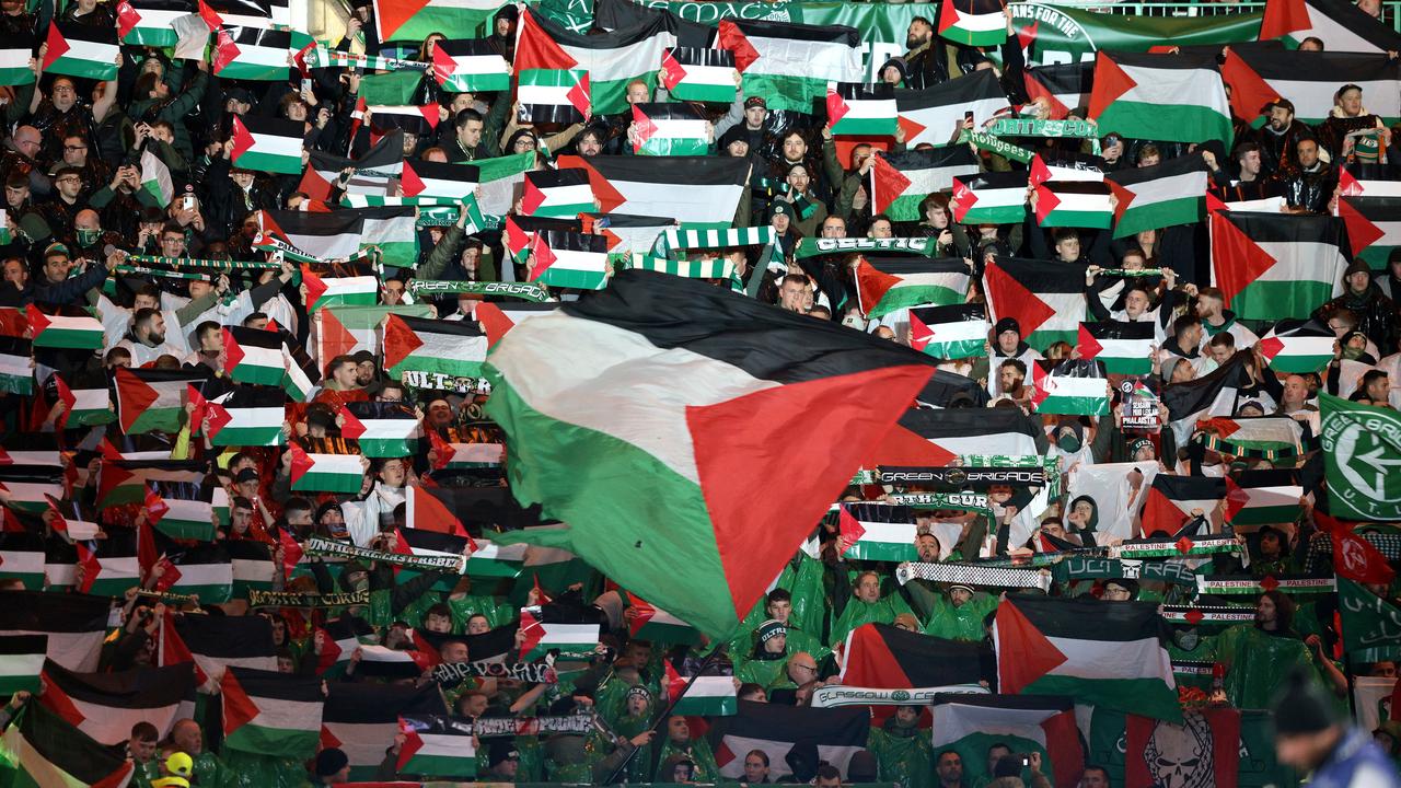 Beeld uit video: Celtic-fans wapperen ondanks verbod met Palestijnse vlag