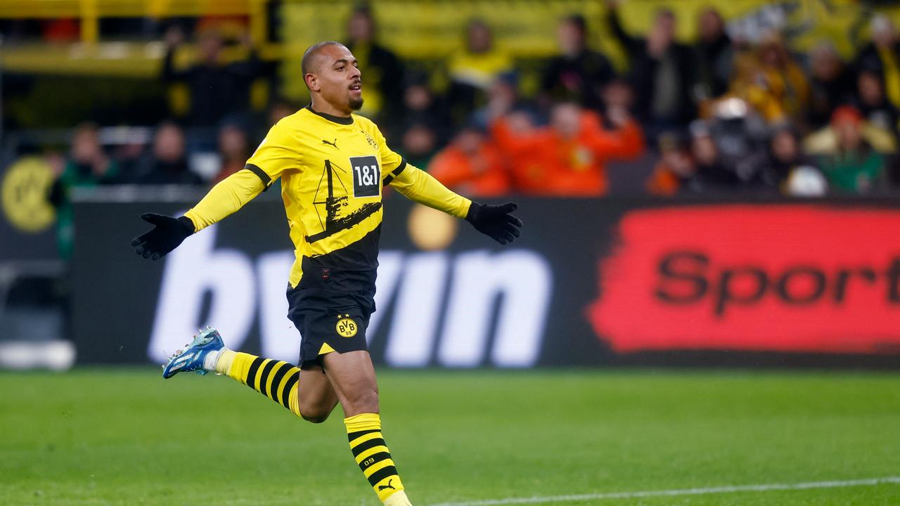 Beeld uit video: Dortmund-invaller Malen profiteert van leeg doel en bepaalt eindstand op 4-2