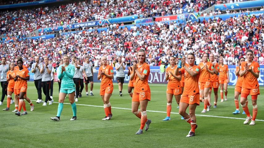 1701244220 425 Orangefarbene Frauen im Wembley Stadion „Streichholzschachtel mit Grasstueck weggenommen Fussball