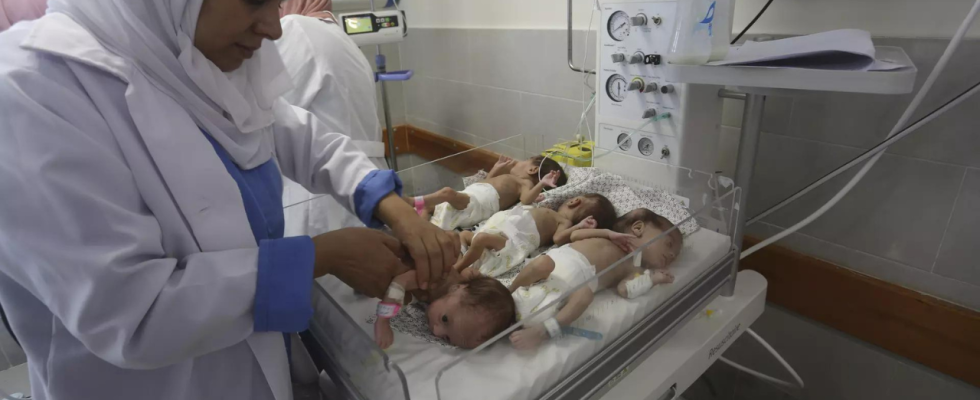 28 Gaza Babys nach Aegypten evakuiert da Hamas einen toedlichen Krankenhausangriff