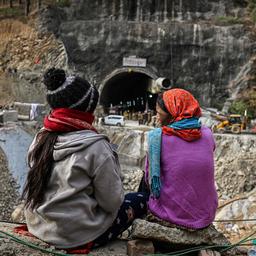 Acht indische Bauarbeiter nach siebzehn Tagen aus eingestuerztem Tunnel gerettet
