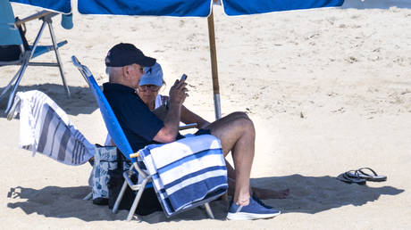 Ally neckt Biden mit einer Strandeinladung – World