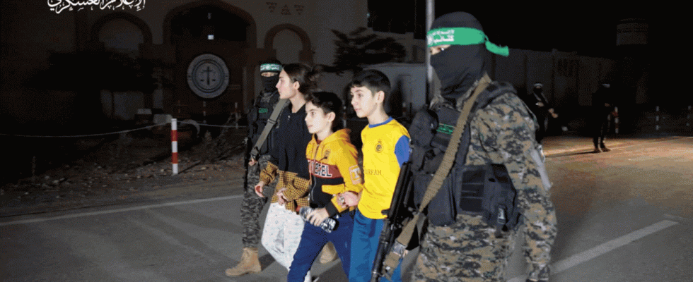 Als Kinder weinten wurden sie von Hamas Entfuehrern mit Waffen bedroht