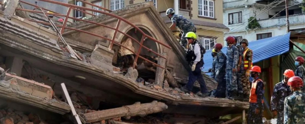 Bei Mitternachtsbeben kommen in Nepal 128 Menschen ums Leben