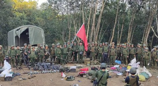 Bewaffnete Gruppe aus Myanmar Eine bewaffnete Gruppe aus Myanmar besetzt