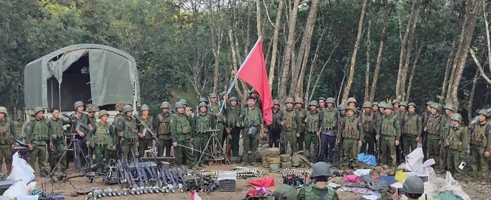 Bewaffnete Gruppe aus Myanmar Eine bewaffnete Gruppe aus Myanmar besetzt