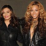 Beyonces Mutter Tina Knowles verteidigt sie wegen „rassistischer Vorwuerfe