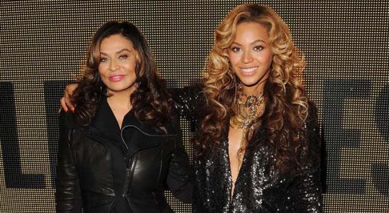 Beyonces Mutter Tina Knowles verteidigt sie wegen „rassistischer Vorwuerfe