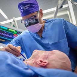 Chirurgen behaupten erste erfolgreiche Augentransplantation aber Patient sieht nichts