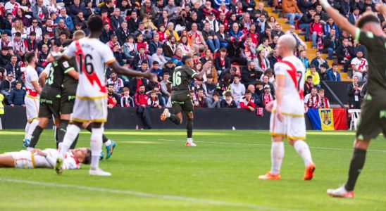 Der ehemalige PSV Spieler Savio schiesst Spitzenreiter Girona zum fuenften Sieg