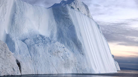 Der groesste Eisberg der Welt steuert auf den Ort der