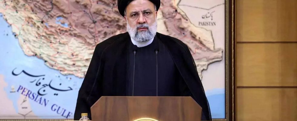 Der iranische Praesident landet zum Gaza Gipfel in Saudi Arabien