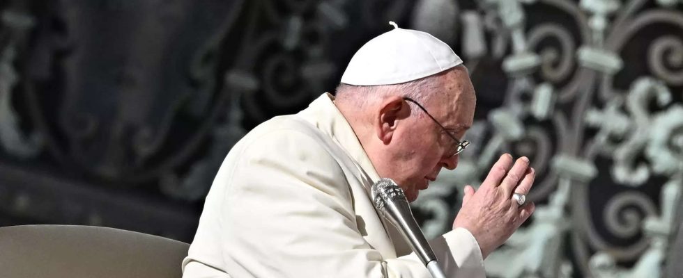 Der kraenkliche Papst Franziskus betet das Sonntagsgebet von zu Hause