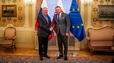 Der neue Premierminister des EU Staates trifft den russischen Botschafter –