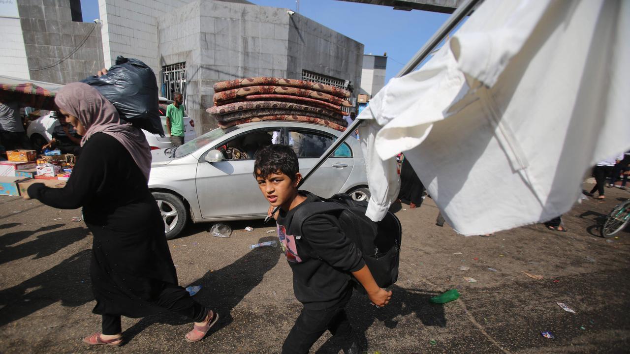 Beeld uit video: Vluchtende Gazanen wapperen met witte vlag