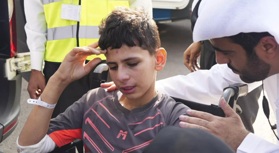 Die erste Flugzeugladung verwundeter palaestinensischer Kinder der Israel Hamas trifft in