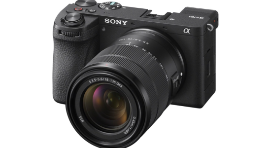 Die spiegellose Kamera Sony α6700 ILCE 6700 mit Wechselobjektiv wird in