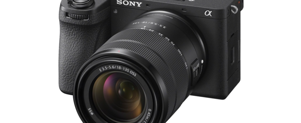 Die spiegellose Kamera Sony α6700 ILCE 6700 mit Wechselobjektiv wird in
